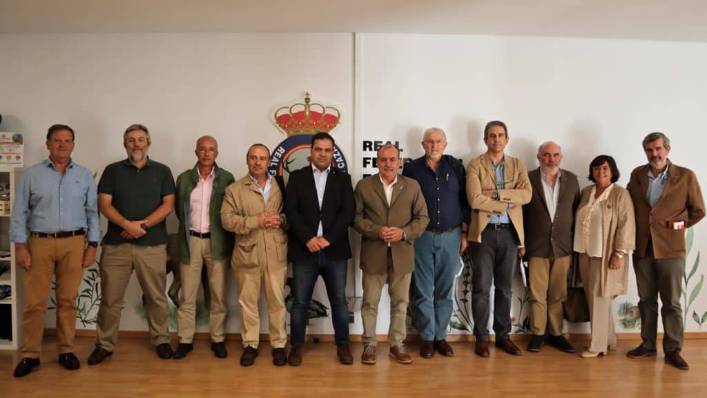 https://revistajaraysedal.es/wp-content/uploads/2021/08/pesca-galicia-puerto.jpg