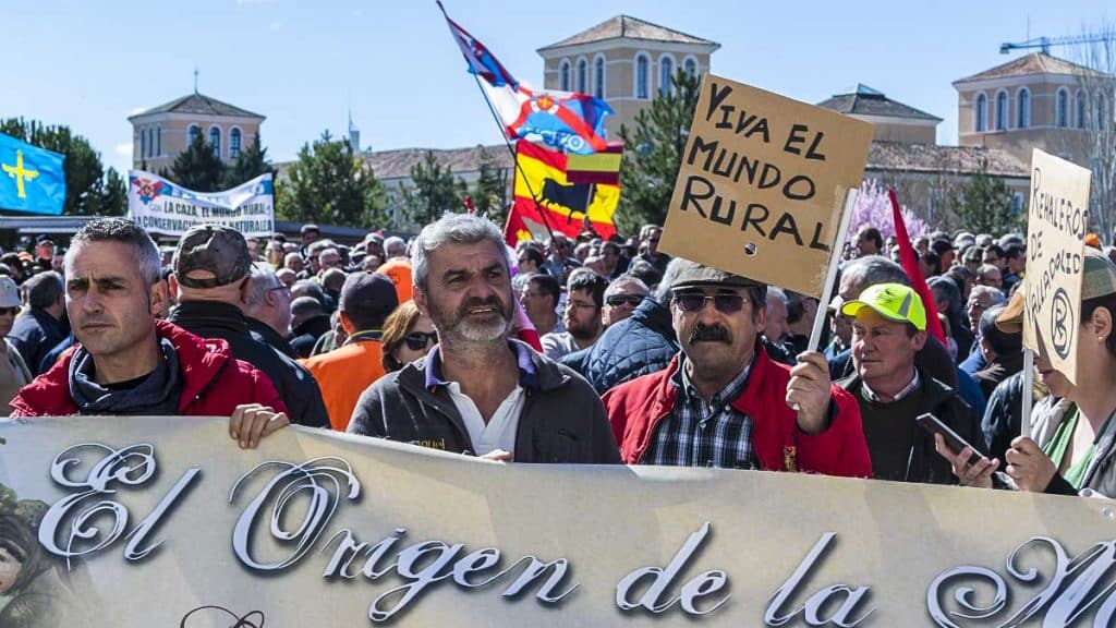 https://revistajaraysedal.es/wp-content/uploads/2021/08/pesca-galicia-puerto.jpg