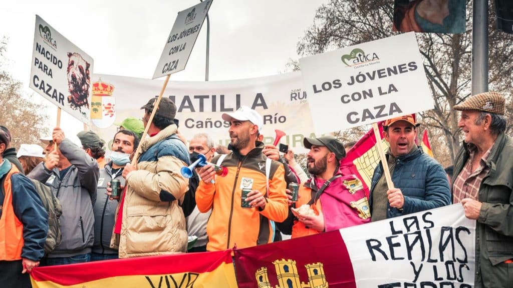 https://revistajaraysedal.es/wp-content/uploads/2021/08/pesca-galicia-puerto.jpg
