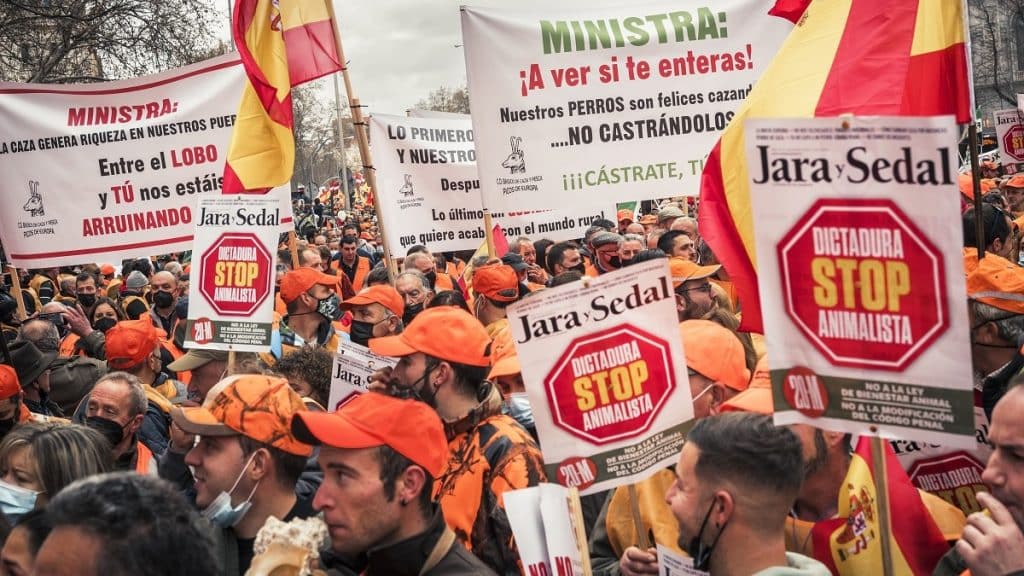 https://revistajaraysedal.es/wp-content/uploads/2021/08/pesca-galicia-puerto.jpg