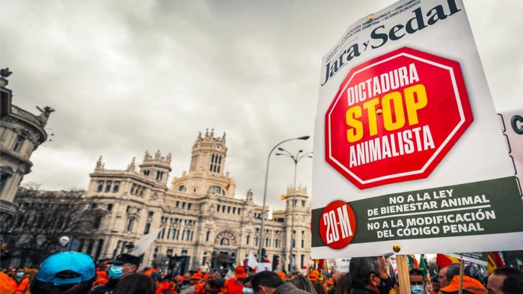 https://revistajaraysedal.es/wp-content/uploads/2021/08/pesca-galicia-puerto.jpg