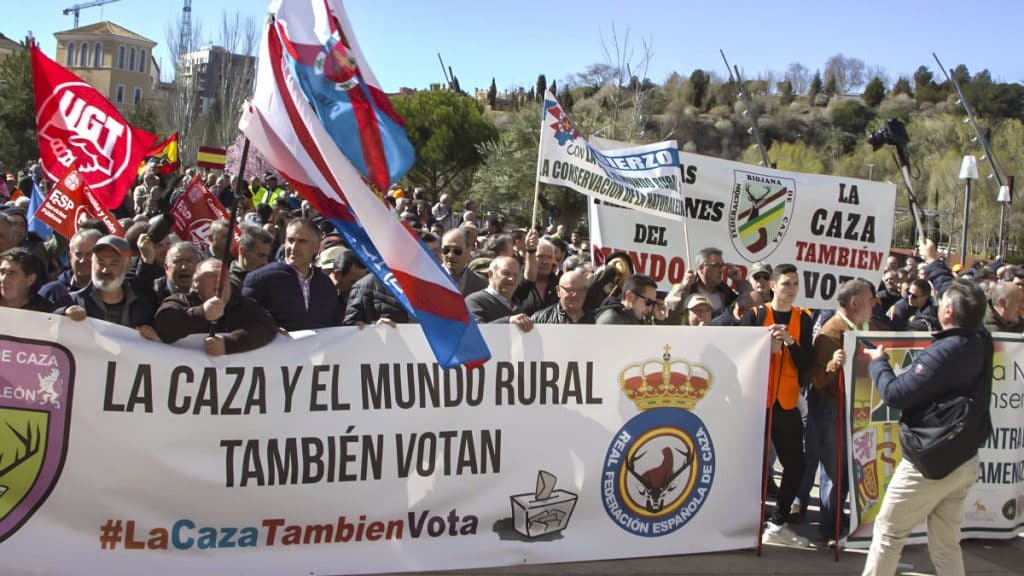 https://revistajaraysedal.es/wp-content/uploads/2021/08/pesca-galicia-puerto.jpg
