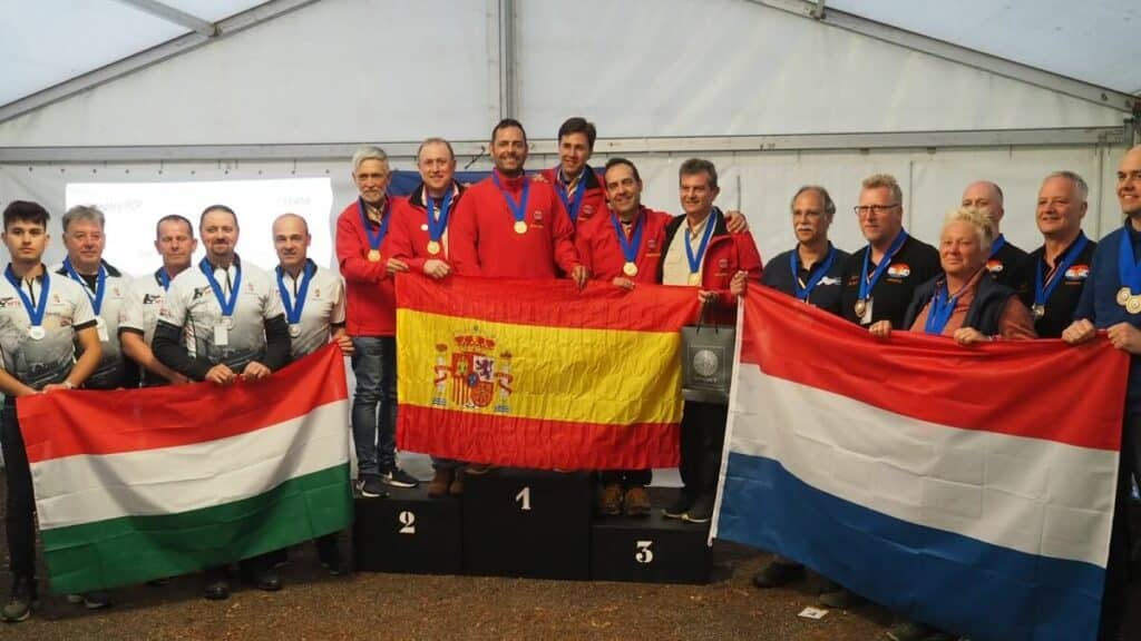 https://revistajaraysedal.es/wp-content/uploads/2021/08/pesca-galicia-puerto.jpg