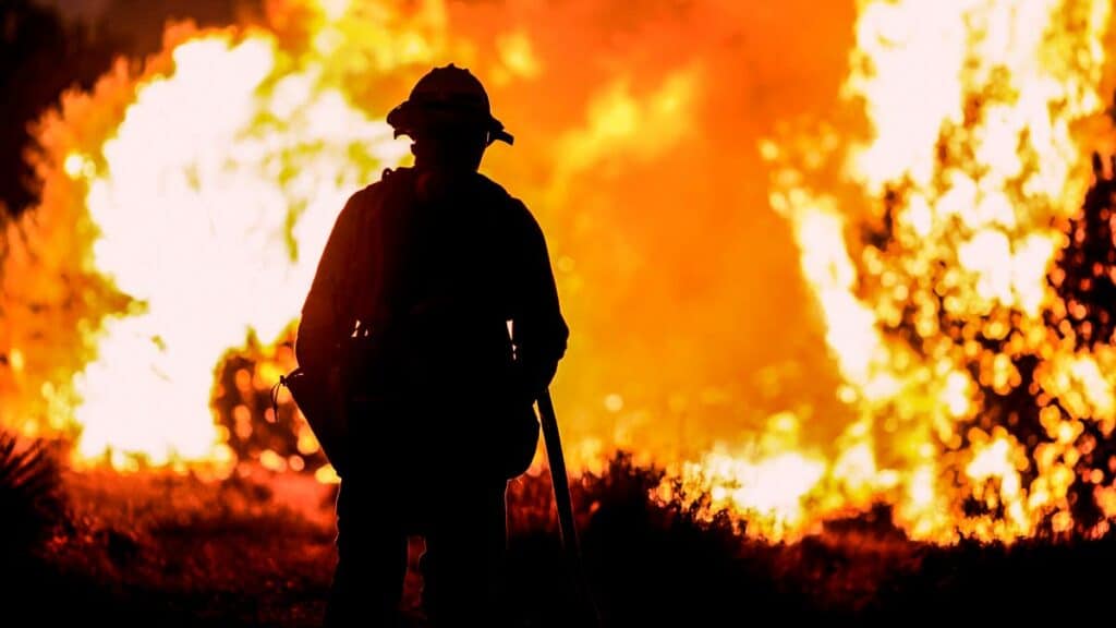 Bombero en un incendio forestal.