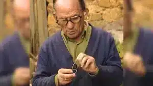 Un antiguo documental muestra cómo creaban nuestros abuelos los señuelos tradicionales de pesca
