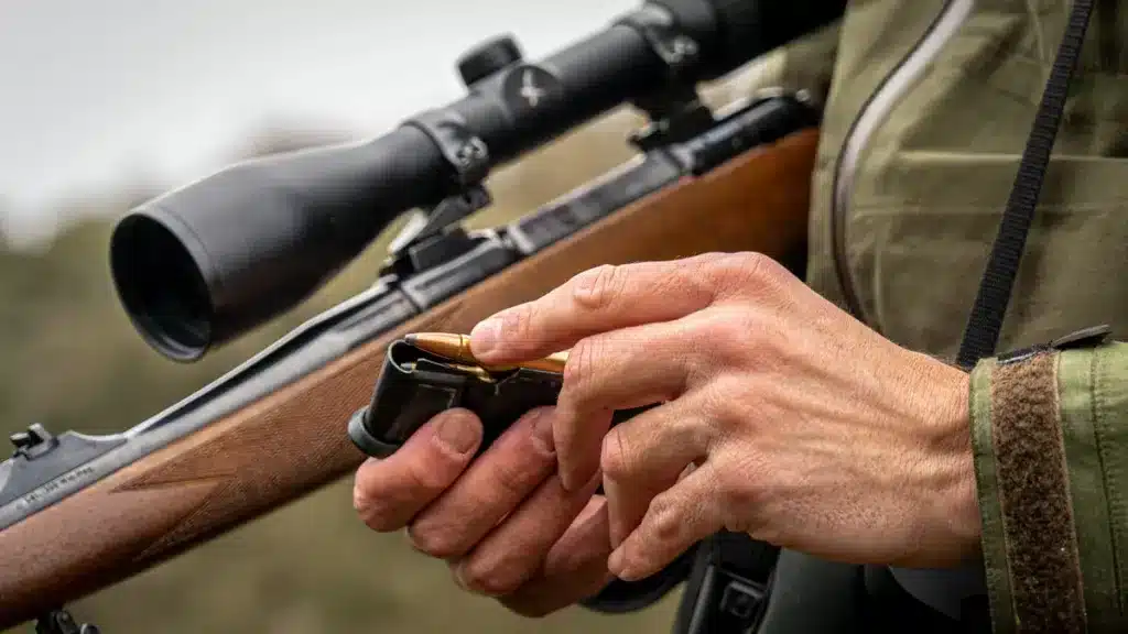 Cazador cargando un rifle.