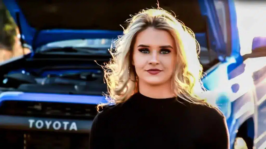 La mujer junto al Toyota en el anuncio.