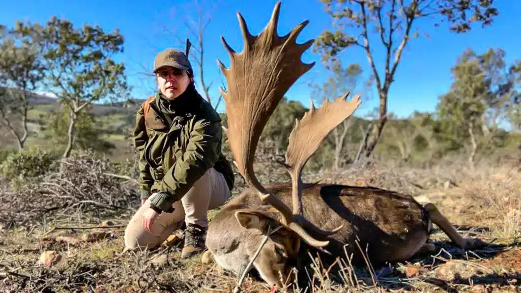Cristina Clemares con un gamo en una montería.