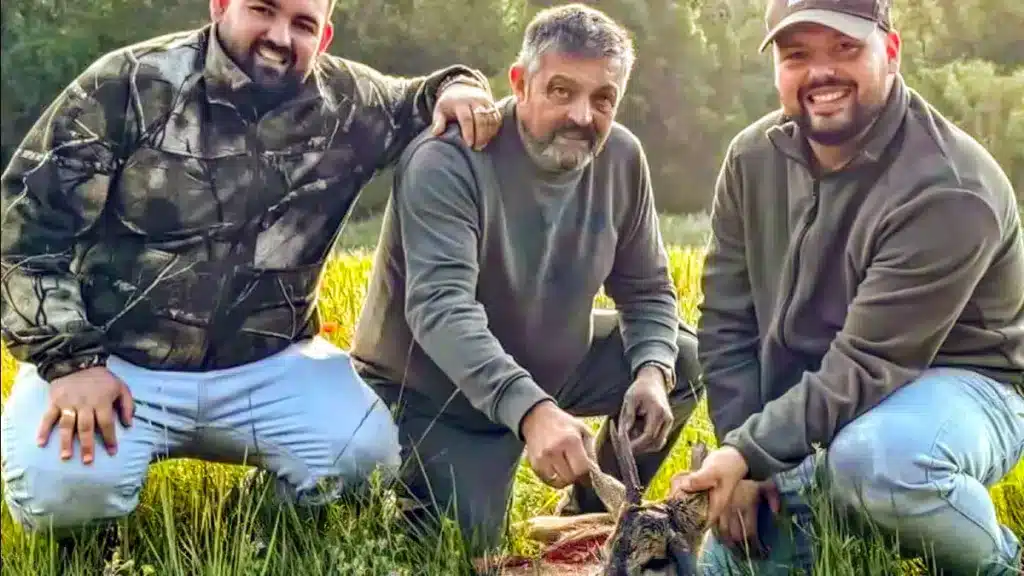 Los tres cazadores con el corzo.