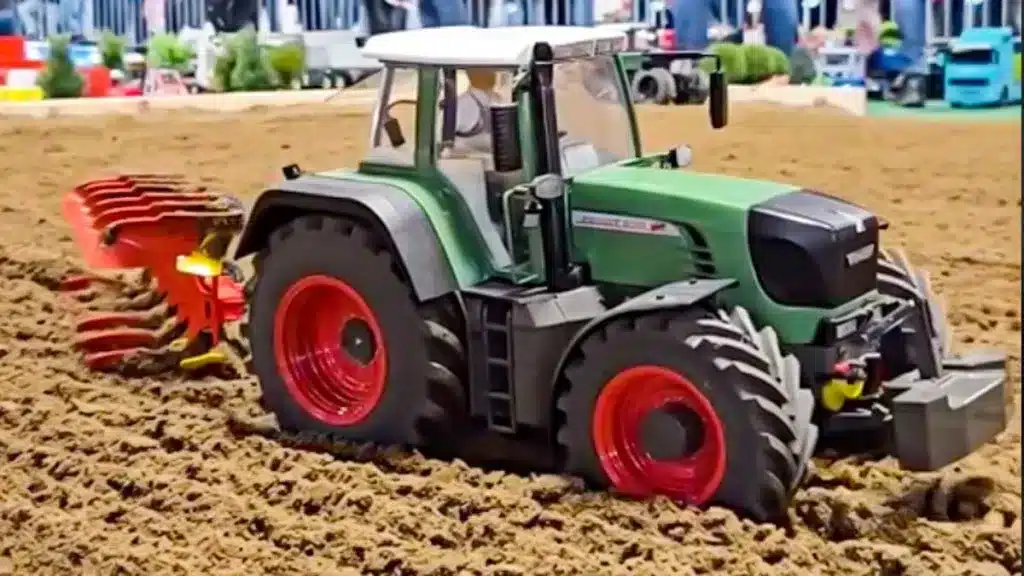 El tractor guiado por radiocontrol.