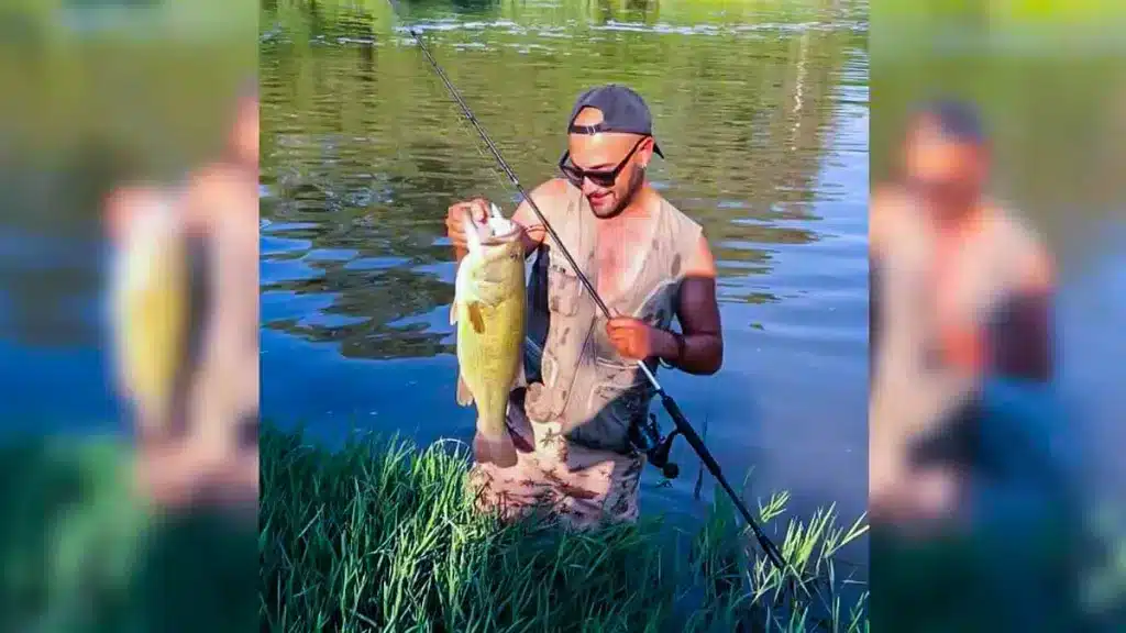 El pescador con el black bass. © A.A.M.