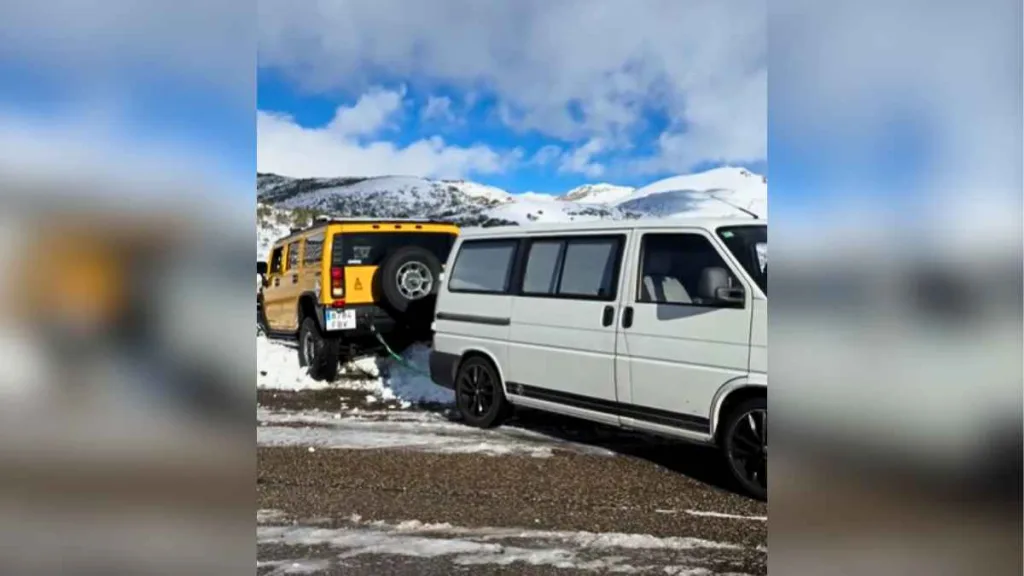 Va a la nieve con un Hummer y lo remolca una furgoneta.