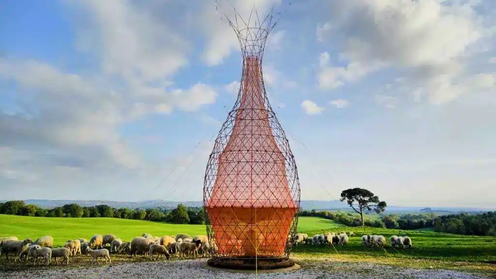 Warka Water, la torre que produce hasta 100 litros de agua al día recolectando agua de la lluvia, niebla y el rocío sin electricidad.