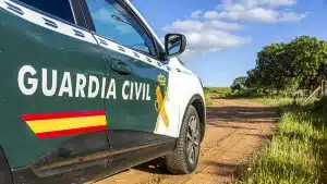 Dos furtivos tratan de tirar por la ventanilla un monocular térmico ante la presencia de la Guardia Civil en Salamanca