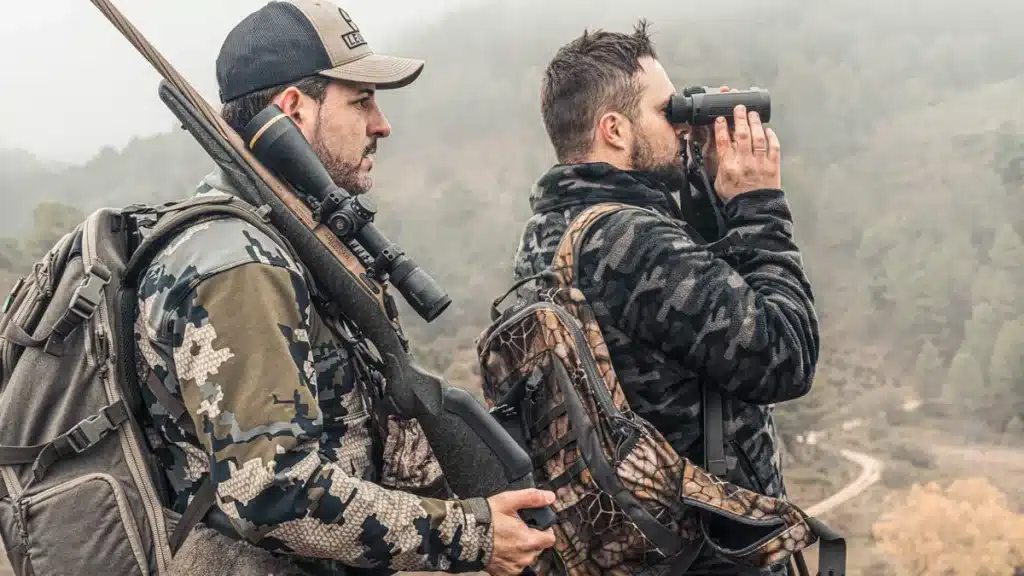 Dos cazadores en un rececho de cabra montés.