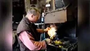 Un herrero muestra un antiguo truco para hacer fuego con un martillo.