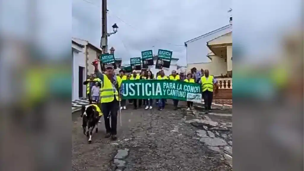 Un pueblo de Granada se levanta para evitar el desahucio a un matrimonio de su cortijo por «un error en el catastro».