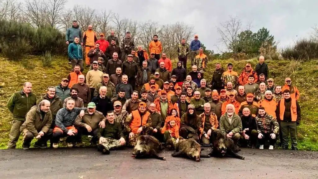 Cazadores organizan una montería solidaria y recaudan 2.200 euros para la lucha contra el cáncer.