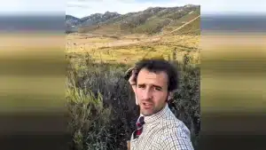 Un cazador muestra uno de los tesoros más valiosos de la montería española
