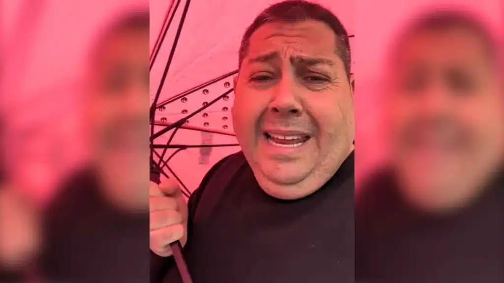 El desternillante llamamiento de un hombre al «tío de la avioneta» para que frene la lluvia.