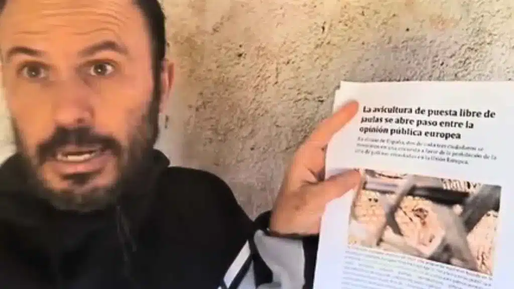 Un agricultor dirige un duro mensaje a la Unión Europea por las multas por no registrar las gallinas.
