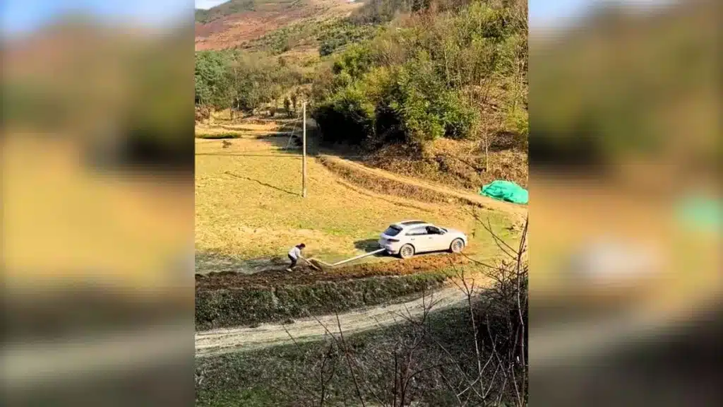 Un agricultor usa un Porsche Macan para arar sus tierras.
