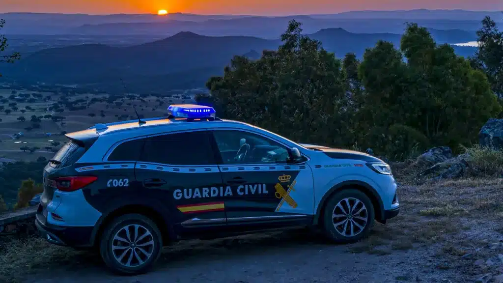 Un coche de la Guardia Civil vigila un coto en Badajoz.