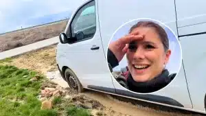 Una repartidora de Amazon atasca con su furgoneta en mitad de un camino y lanza un mensaje a su jefe.