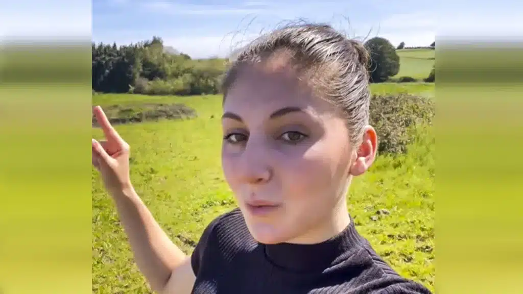 Chica advierte vallas piedra