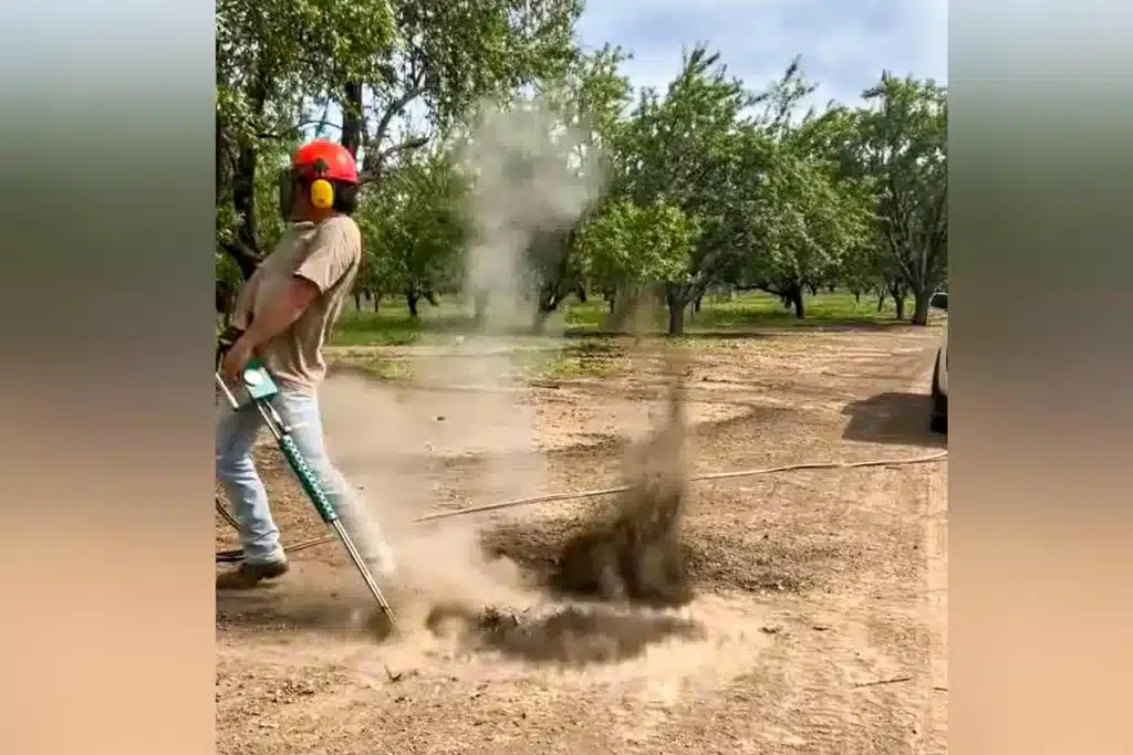 Un hombre muestra cómo funciona el sistema.