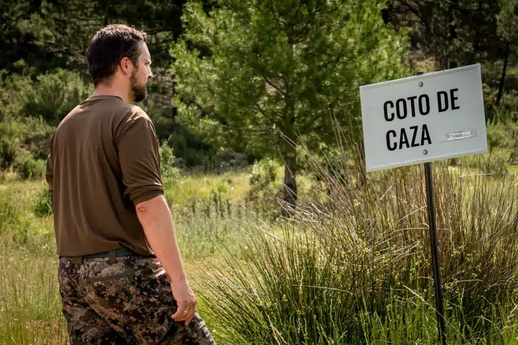 Un cazador junto a la nueva tablilla para cotos de caza de Castilla-La Mancha.