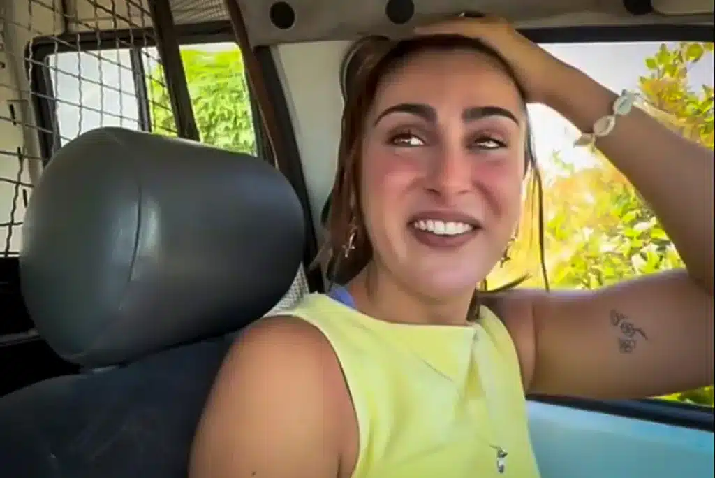 La joven se muestra emocionada tras la compra de la Citroën C15.