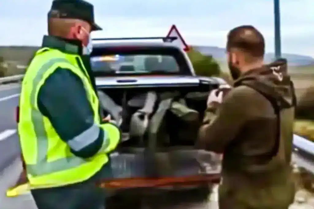 multa cazadores armas pickup