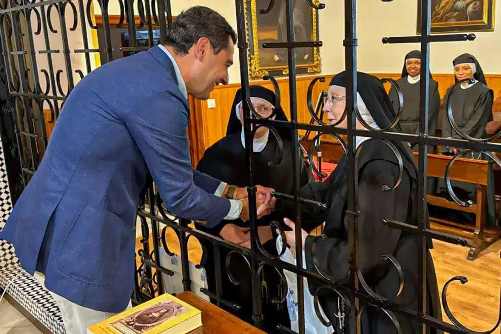 Juanma Moreno visitó el convento de las Monjas Mínimas de San Francisco de Paula, pero no acudió a la sede de los cazadores.
