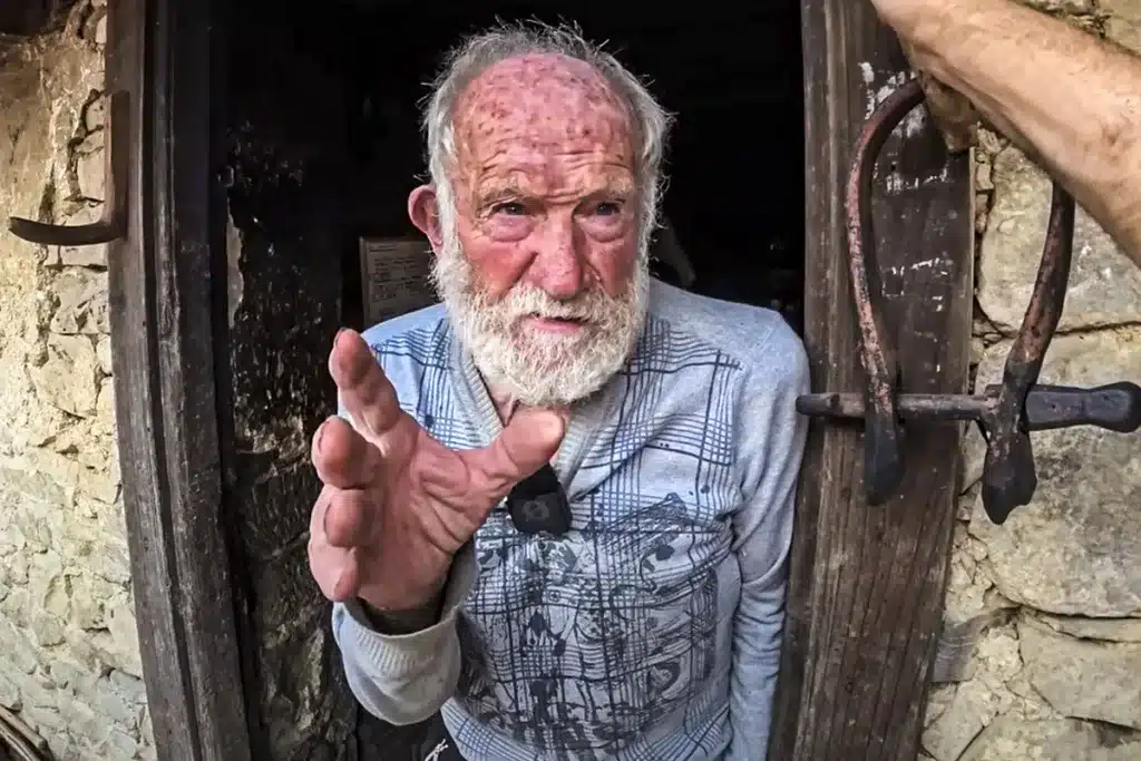 Federico 93 años vive como hace un siglo