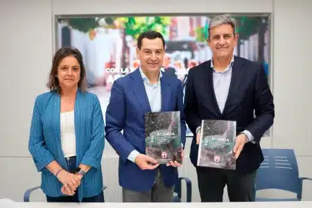 José Mª Mancheño con Juanma Moreno durante la firma del documento.